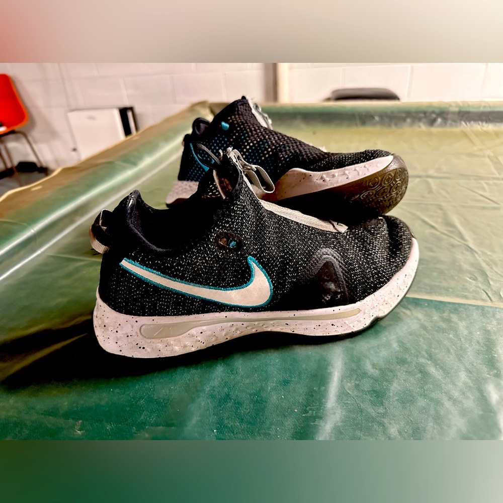 Size 9 men’s Nike